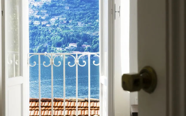 JOIVY Stunning 2-BR Flat w/ Balcony