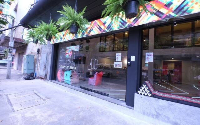 Everyday Bangkok Hostel Бангкок вид на фасад