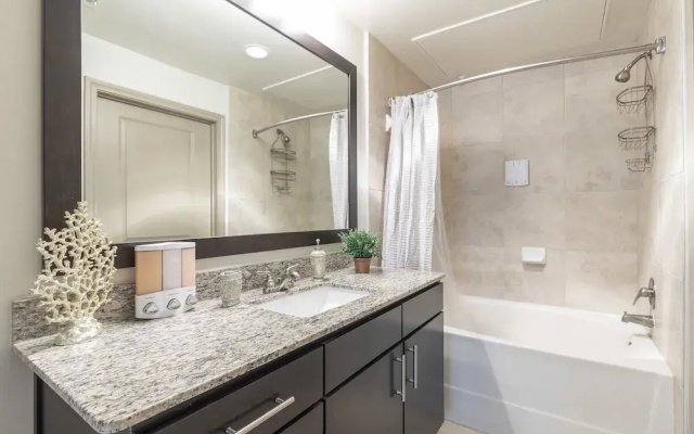 Luxurious & Cozy Midtown Texas Condo