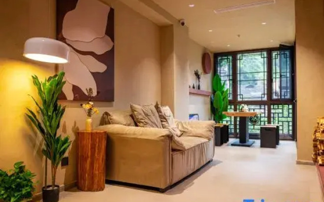 Qingyu Designer Riverview Homestay (Fenghuang Ancient Town Hongqiao Branch)