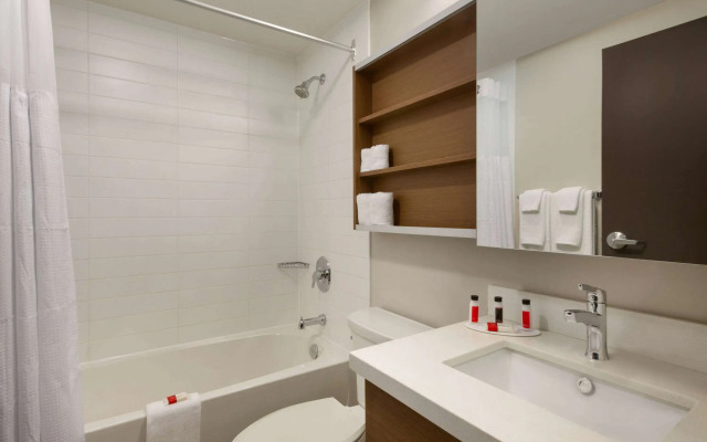 Microtel Inn & Suites by Wyndham Oyster Bay