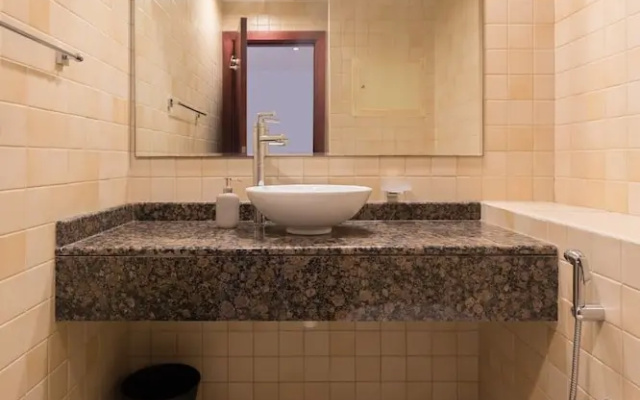 Spacious 1BR 5 minutes to beach
