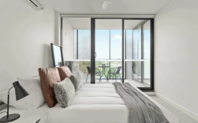 Central Oakleigh 2BR Apartment w Parking