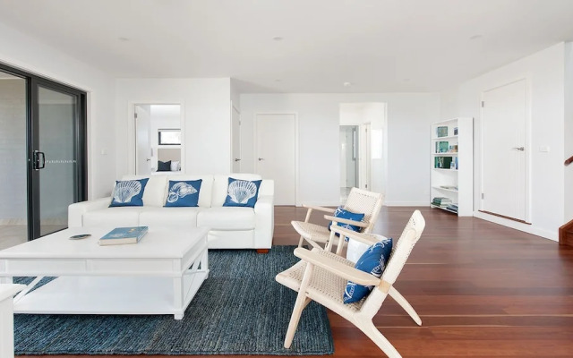 Hilltop Hideaway - Breathtaking views, moments to beach!