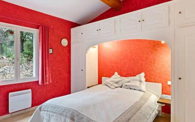 Lavish Villa in Bagnols-en-forêt With Swimming Pool