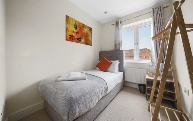 London Heathrow Living Holywell Service House A
