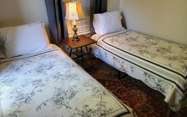 Hawks House Inn
