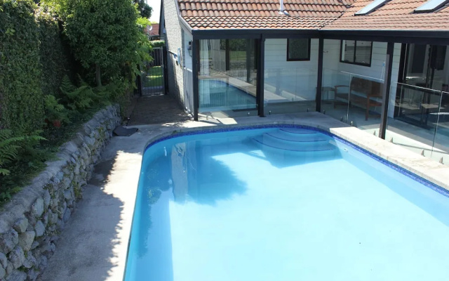 Toodle's A poolside retreat just 10ks from the Mount