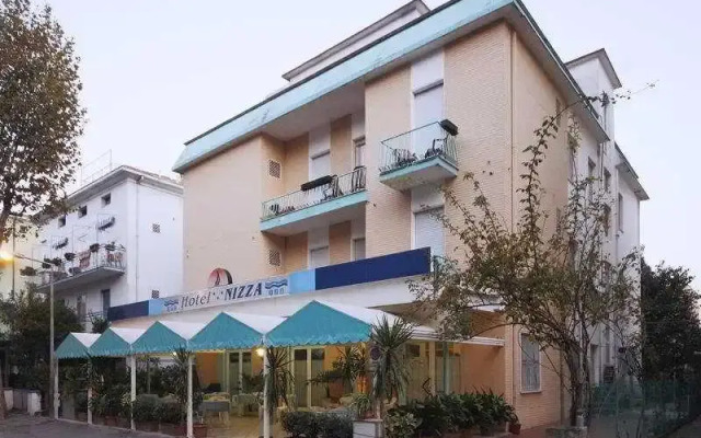 Отель Nizza Римини вид на фасад