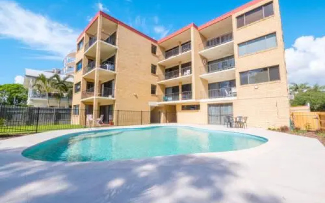 Golden Shores Unit 3, 21 Landsborough Parade