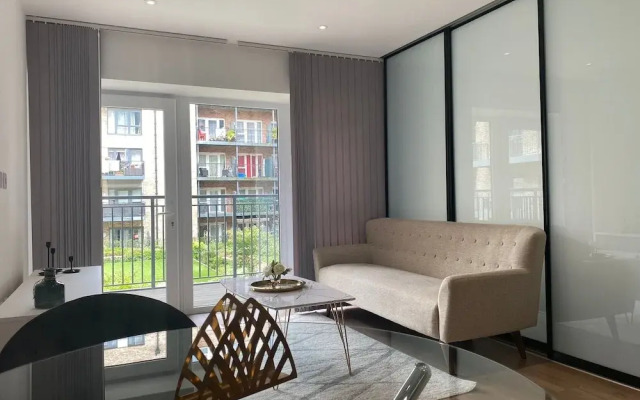 Sunny Gardens 3-bed Apartment in London