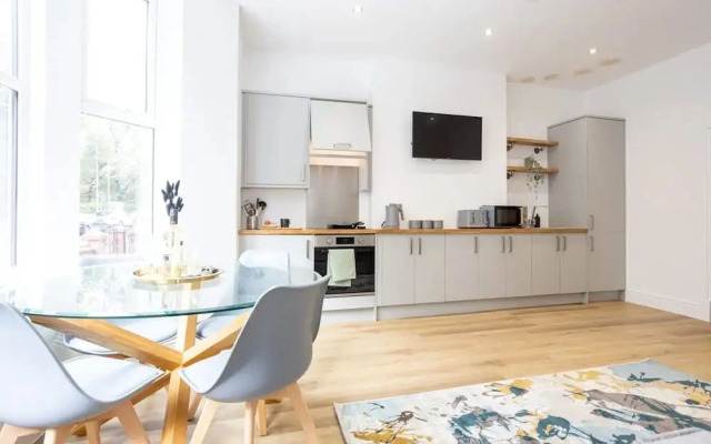 NEW Spacious Flat Ideal for Business Sleeps 4