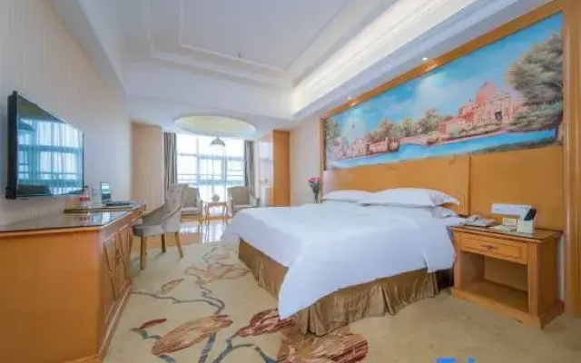 Vienna Hotel Xianning hot spring center flower bed shop