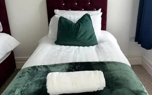 2 Bed Flat - Sleeps 5 - Pets - Parking - Wifi