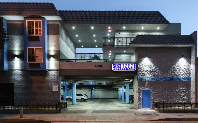 Отель Hollywood Inn Express LAX вид на фасад