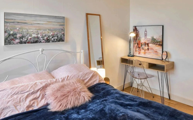 Host Stay - Canal View Apartment