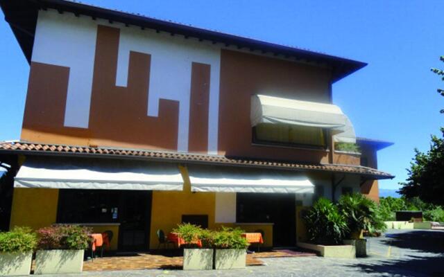 Hotel Tenesi Манерба-дель-Гарда вид на фасад