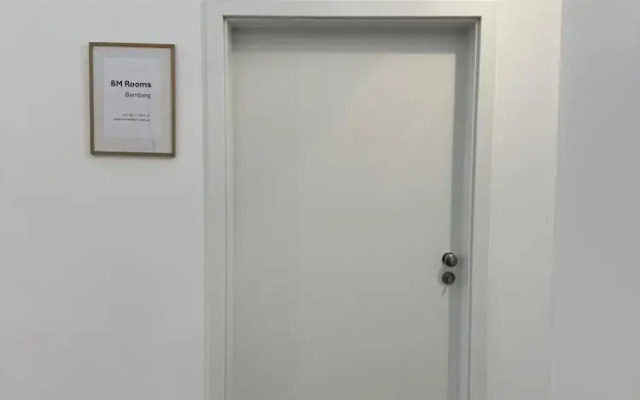 Moderne Stadt Zimmer mit eigenem Bad