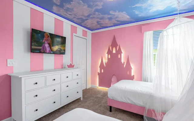 Upstay24-PPLHomeThemeRoomsPoolSpaCinema