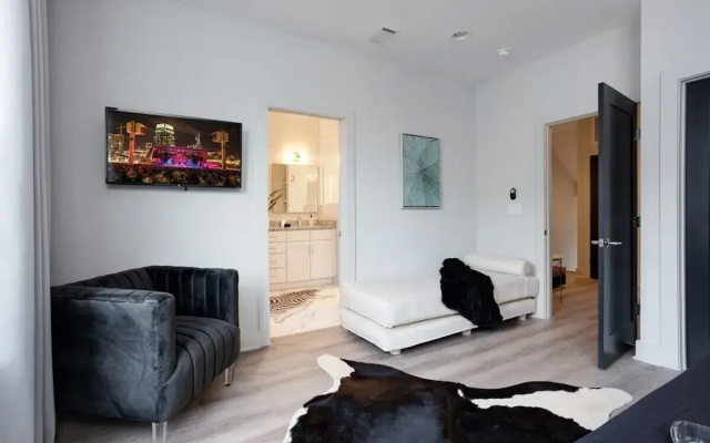 East Nash Oasis - 13 Beds - Going Fast