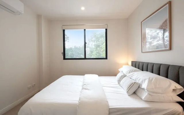 Bright 2-bed Flat Near City Amenities