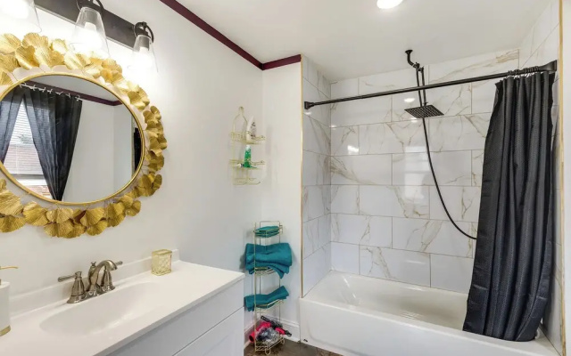 7 Mi to Lincoln Financial! Charming Philly Apt