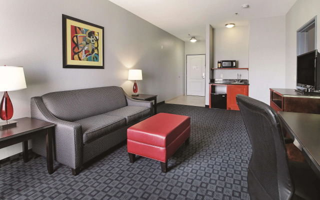 La Quinta Inn & Suites by Wyndham Dallas - Hutchins