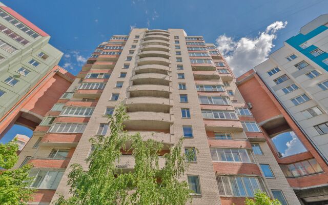 Отель Flathome24 Near Metro Komendanskiy Prospect Санкт-Петербург вид на фасад