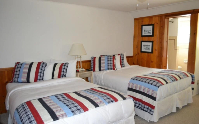 Buzz's Lakeside Inn
