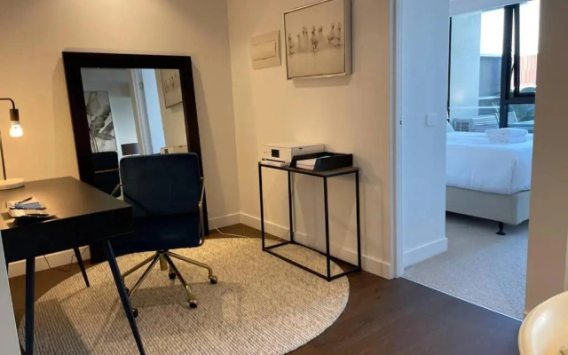 Luxury 1BR + Study near MCG, Tennis Centre & City