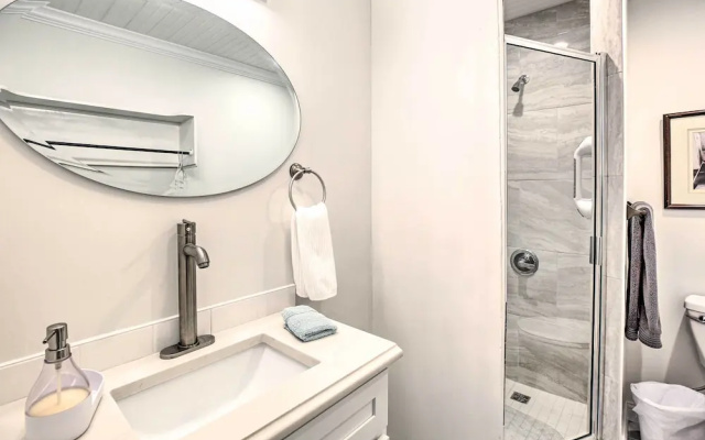 Updated Williamstown Apartment With Kitchen!