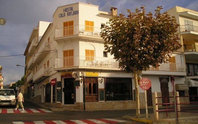 Отель Hostal Cala Ratjada вид на фасад