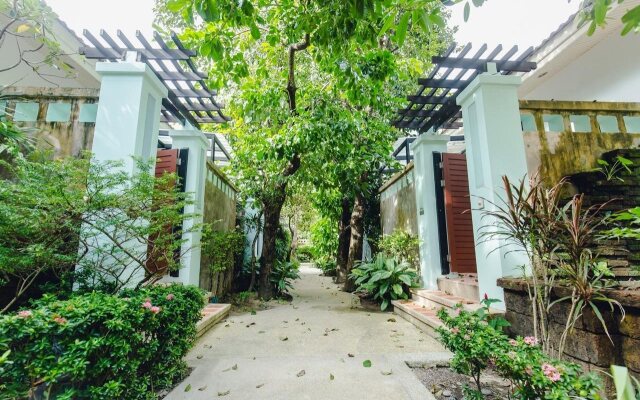 Отель Karon Whale Resort вид на фасад