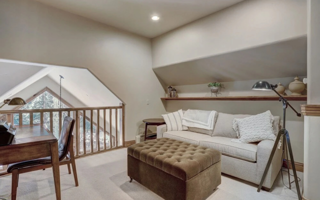 High Ceilings, Natural Light- 3 Bedroom Arrowhead Ge Condo by RedAwning