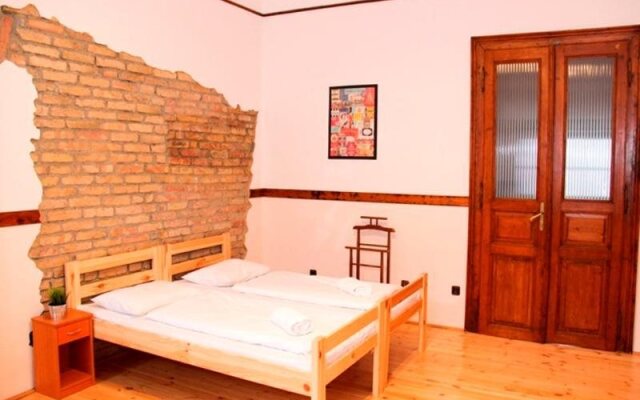 Walking Bed Budapest Hostel