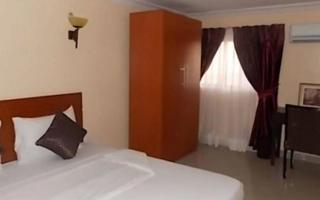 Crown Cottage Hotel
