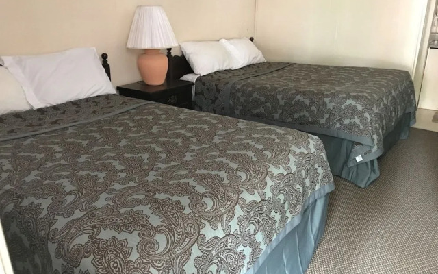 Holiday House Motel