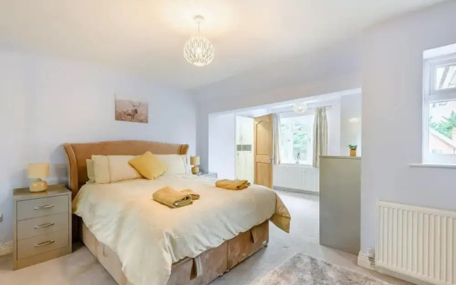 6 Bed House - Sleeps 11 - Pets - Garden - Parking