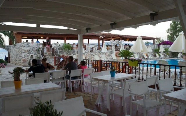 Happy Camp in Camping Karavomilos Beach