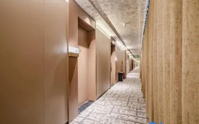 Sakura Light Luxury Hotel (Luohe Xintiandi Pedestrian Street)
