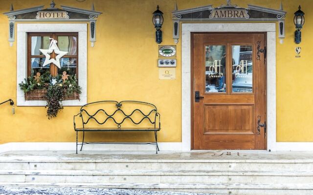 Ambra Cortina Luxury & Fashion Boutique Hotel вид на фасад
