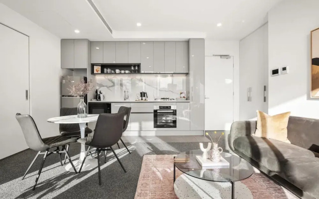 Elegant 2-bed With Superb Views & Amenities