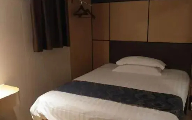 Yayue Hotel (Nanjing East Road Pedestrian Street)