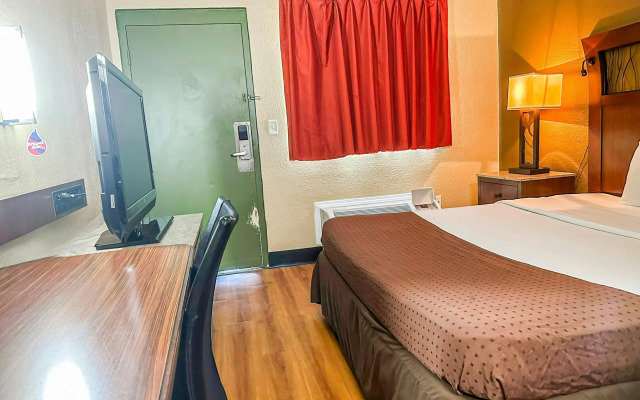 OYO Hotel Mobile, AL I-65 at Airport Blvd