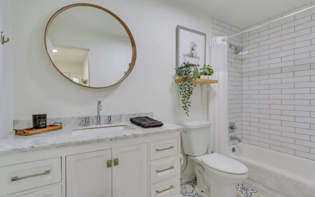 Charming Swan Lake Apartment w/ Deck!