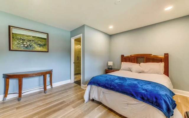 Charming Charlotte Home: 2 Mi to Downtown!