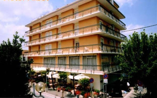 Hotel Ribot вид на фасад
