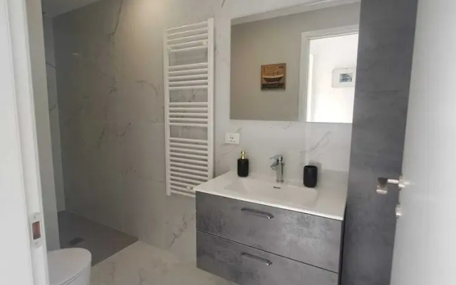 Central Design Flat With Parking