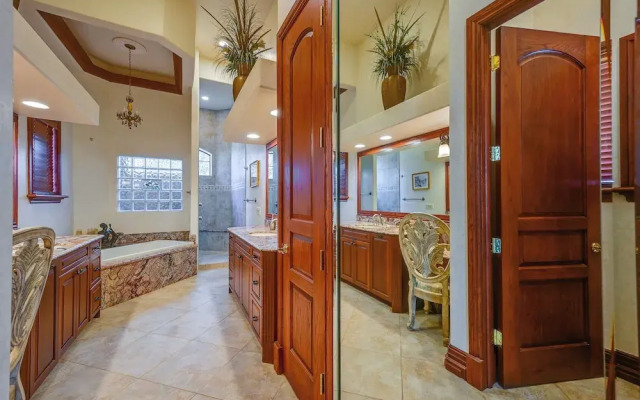 Waterfront Stunner: Effortless Elegance in Naples!