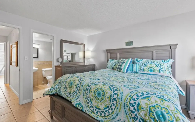 Colony Beach Club 120
